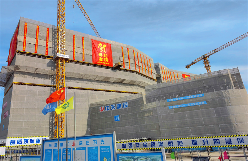 2024年10月30日，富联娱乐三建上海新华泰医院项目主体封顶。